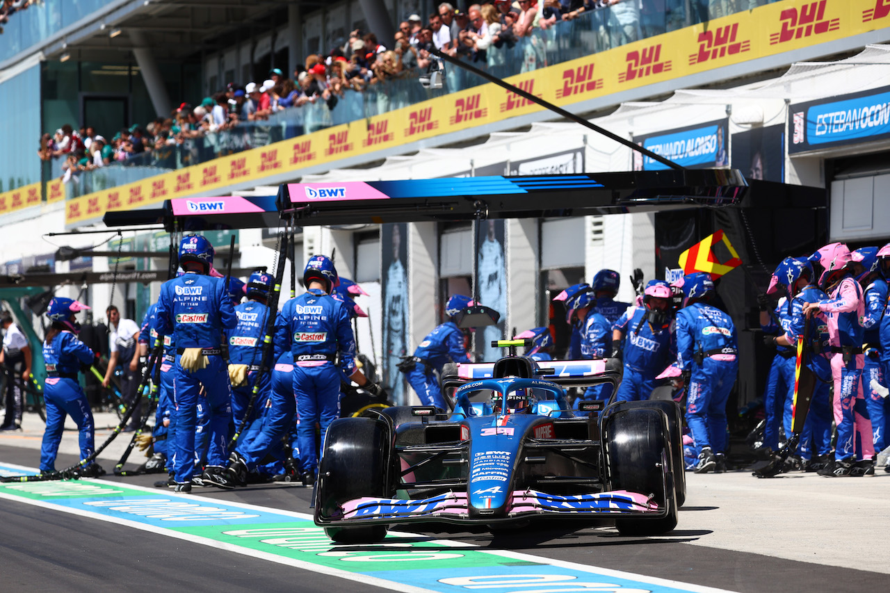 GP CANADA, Esteban Ocon (FRA) Alpine F1 Team A522 pit stop.
19.06.2022. Formula 1 World Championship, Rd 9, Canadian Grand Prix, Montreal, Canada, Gara Day.
- www.xpbimages.com, EMail: requests@xpbimages.com ¬© Copyright: Batchelor / XPB Images