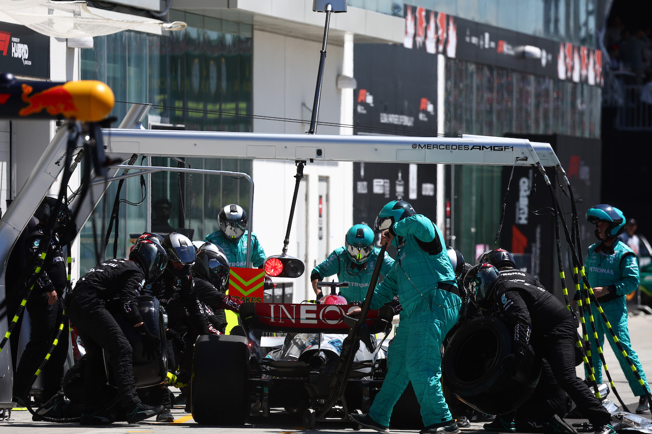 GP CANADA, George Russell (GBR) Mercedes AMG F1 W13 pit stop.
19.06.2022. Formula 1 World Championship, Rd 9, Canadian Grand Prix, Montreal, Canada, Gara Day.
- www.xpbimages.com, EMail: requests@xpbimages.com ¬© Copyright: Batchelor / XPB Images