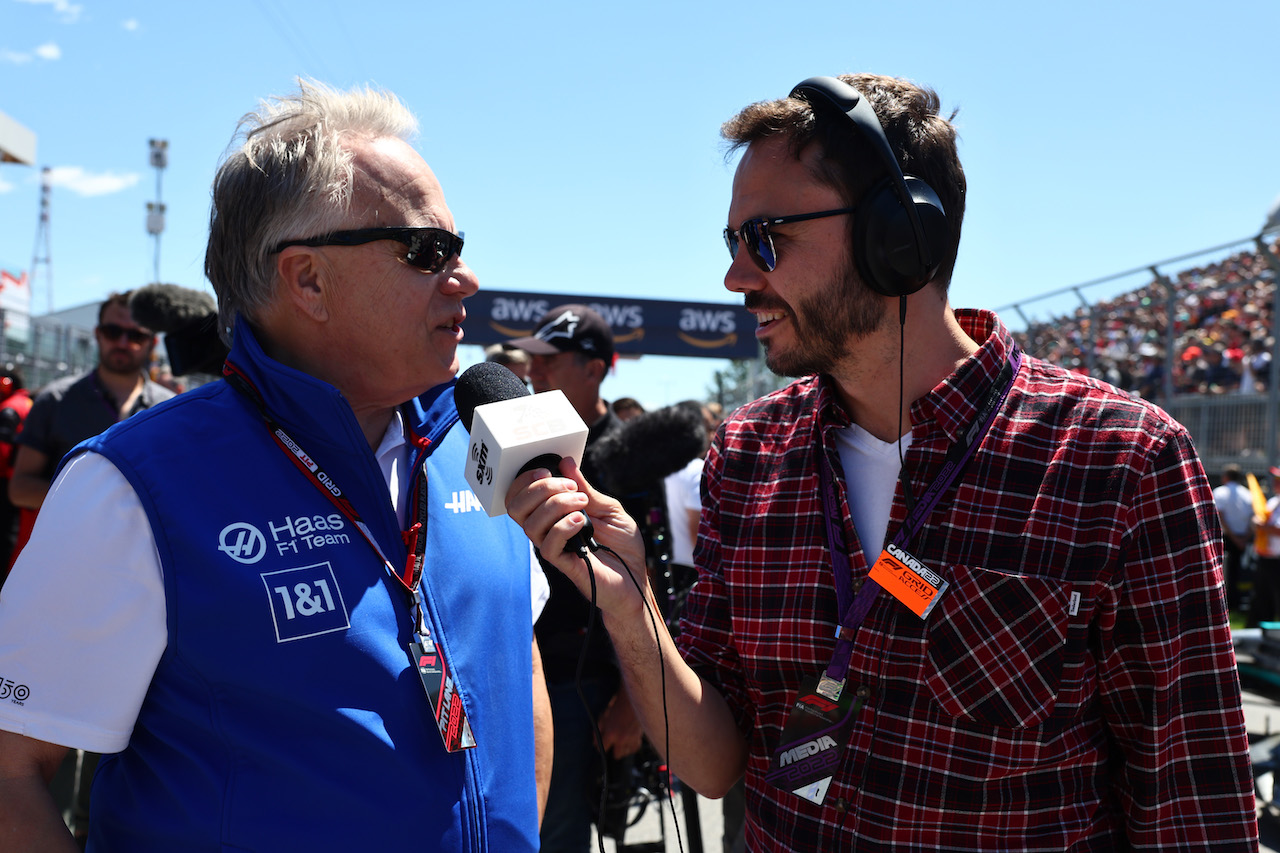 GP CANADA, Gene Haas (USA) Haas Automotion President with Chris Medland.
19.06.2022. Formula 1 World Championship, Rd 9, Canadian Grand Prix, Montreal, Canada, Gara Day.
- www.xpbimages.com, EMail: requests@xpbimages.com © Copyright: Batchelor / XPB Images