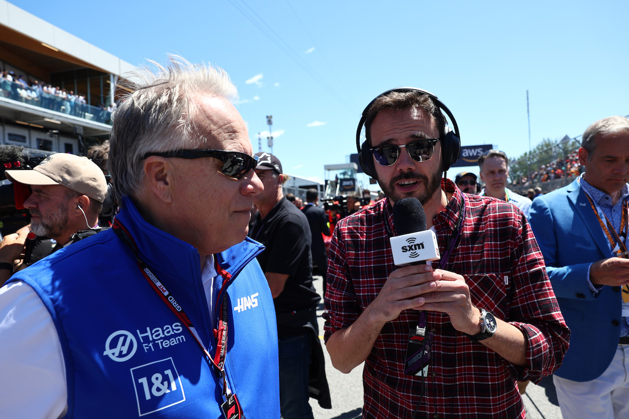 GP CANADA, Gene Haas (USA) Haas Automotion President with Chris Medland.
19.06.2022. Formula 1 World Championship, Rd 9, Canadian Grand Prix, Montreal, Canada, Gara Day.
- www.xpbimages.com, EMail: requests@xpbimages.com © Copyright: Batchelor / XPB Images
