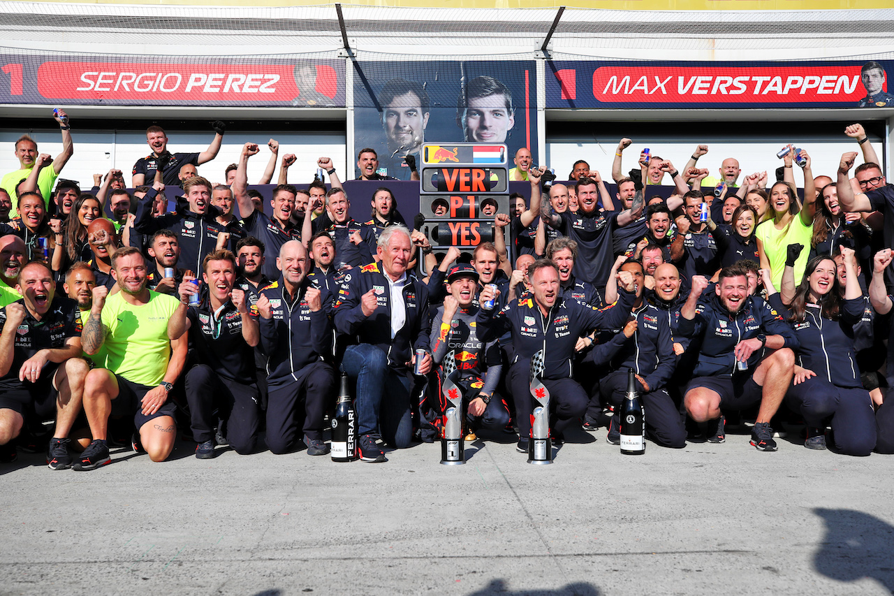 GP CANADA, Gara winner Max Verstappen (NLD) Red Bull Racing celebrates with the team.
19.06.2022. Formula 1 World Championship, Rd 9, Canadian Grand Prix, Montreal, Canada, Gara Day.
 - www.xpbimages.com, EMail: requests@xpbimages.com © Copyright: Coates / XPB Images