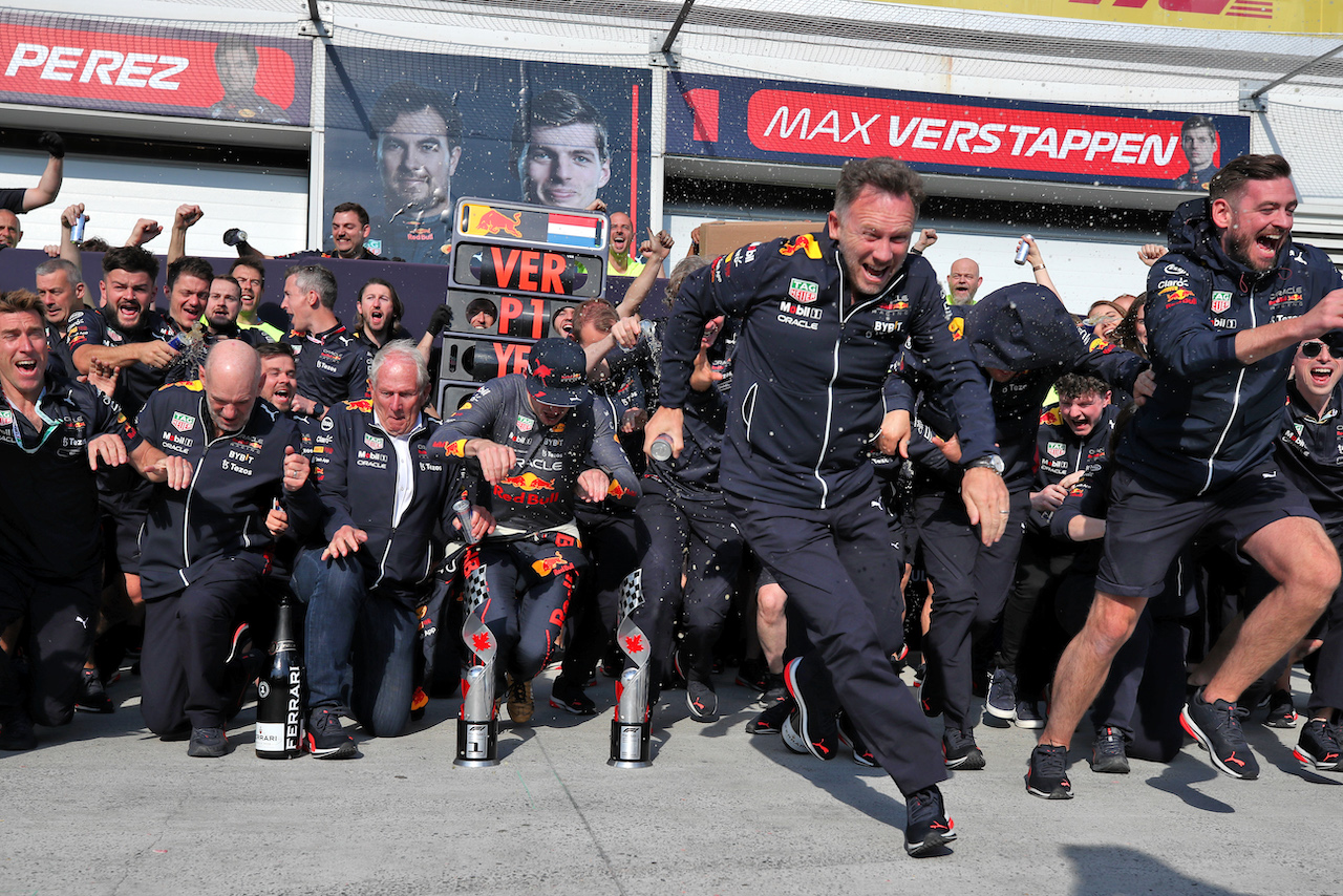 GP CANADA, Gara winner Max Verstappen (NLD) Red Bull Racing celebrates with Christian Horner (GBR) Red Bull Racing Team Principal e the team.
19.06.2022. Formula 1 World Championship, Rd 9, Canadian Grand Prix, Montreal, Canada, Gara Day.
 - www.xpbimages.com, EMail: requests@xpbimages.com © Copyright: Coates / XPB Images