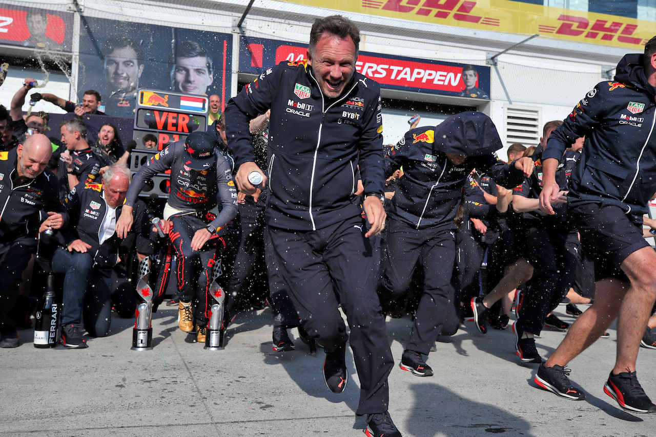 GP CANADA, Gara winner Max Verstappen (NLD) Red Bull Racing celebrates with Christian Horner (GBR) Red Bull Racing Team Principal e the team.
19.06.2022. Formula 1 World Championship, Rd 9, Canadian Grand Prix, Montreal, Canada, Gara Day.
 - www.xpbimages.com, EMail: requests@xpbimages.com © Copyright: Coates / XPB Images