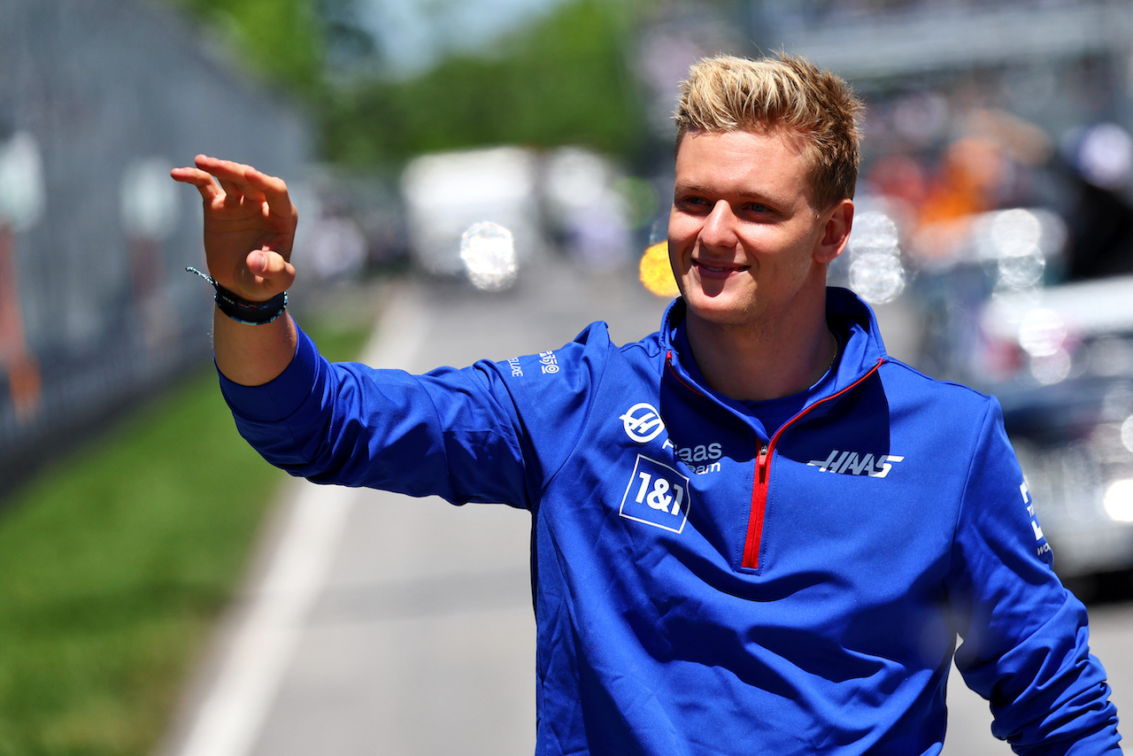 GP CANADA, Mick Schumacher (GER) Haas F1 Team on the drivers parade.
19.06.2022. Formula 1 World Championship, Rd 9, Canadian Grand Prix, Montreal, Canada, Gara Day.
- www.xpbimages.com, EMail: requests@xpbimages.com © Copyright: Batchelor / XPB Images