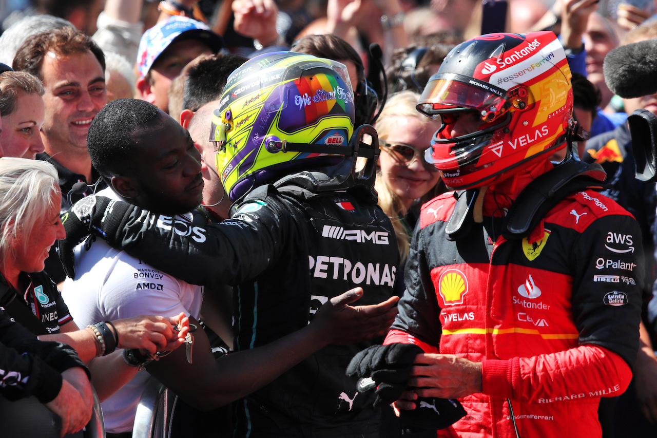 GP CANADA, Lewis Hamilton (GBR) Mercedes AMG F1 celebrates his third position with the team in parc ferme alongside second placd Carlos Sainz Jr (ESP) Ferrari.
19.06.2022. Formula 1 World Championship, Rd 9, Canadian Grand Prix, Montreal, Canada, Gara Day.
 - www.xpbimages.com, EMail: requests@xpbimages.com © Copyright: Coates / XPB Images