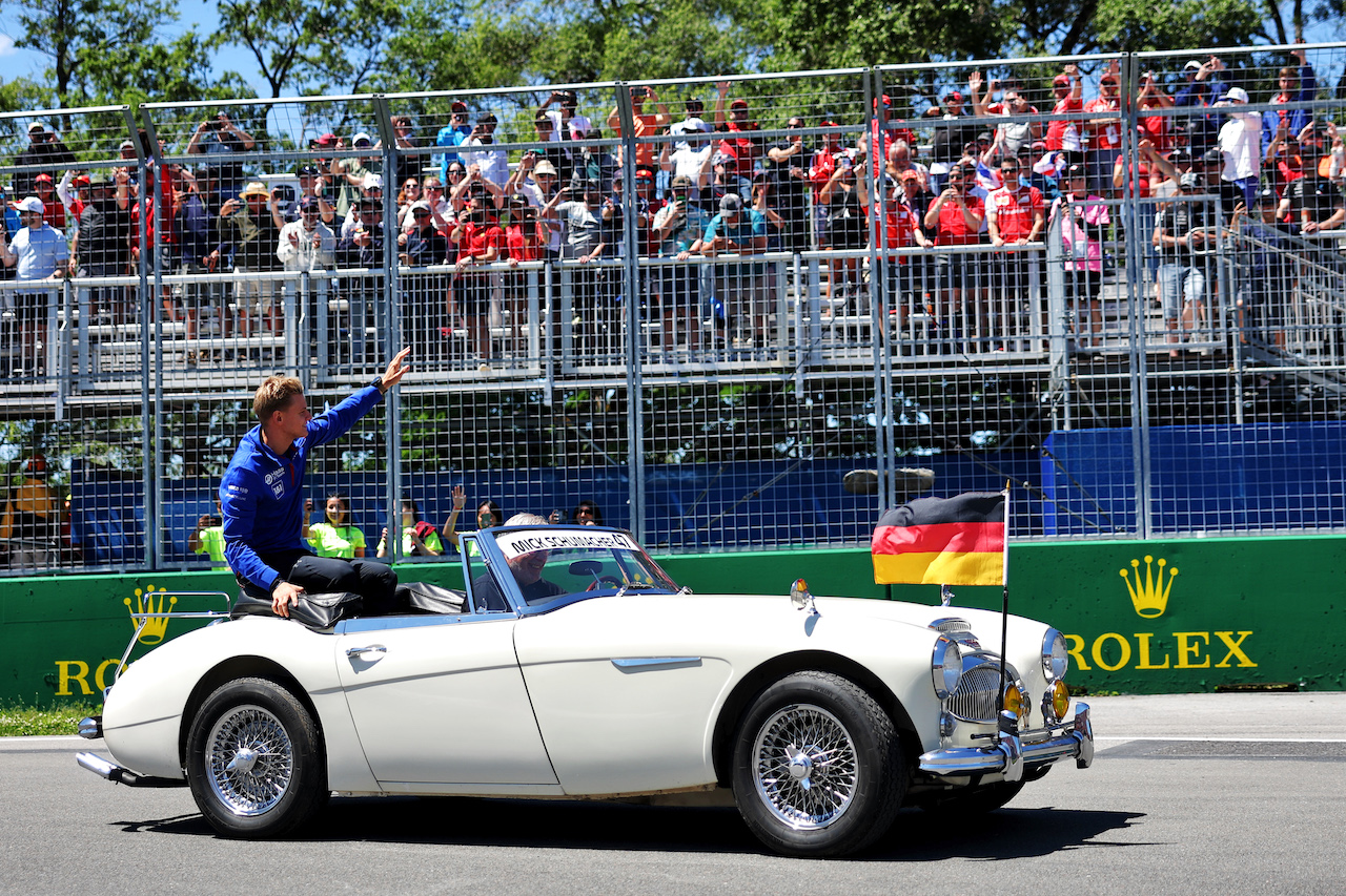 GP CANADA, Mick Schumacher (GER) Haas F1 Team on the drivers parade.
19.06.2022. Formula 1 World Championship, Rd 9, Canadian Grand Prix, Montreal, Canada, Gara Day.
- www.xpbimages.com, EMail: requests@xpbimages.com © Copyright: Bearne / XPB Images