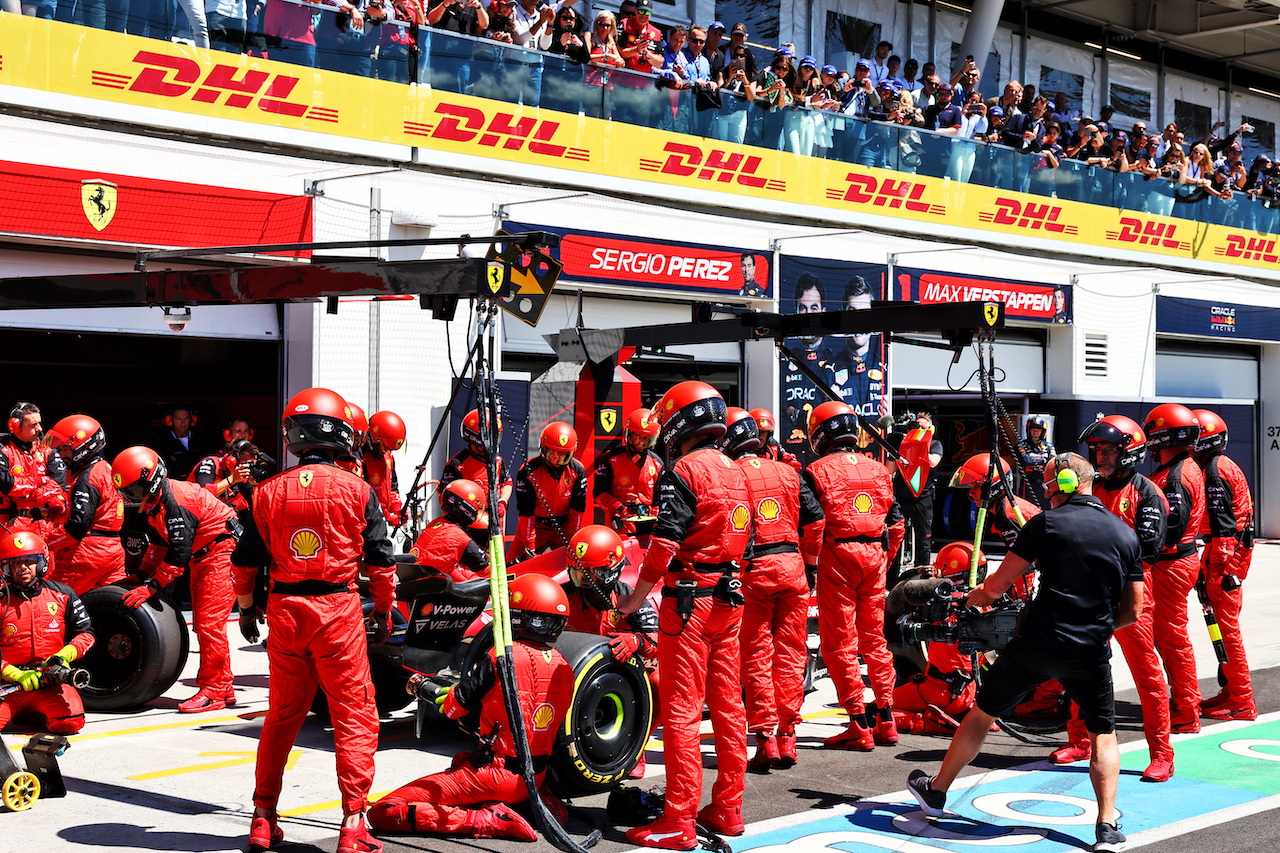 GP CANADA, Carlos Sainz Jr (ESP) Ferrari F1-75 makes a pit stop.
19.06.2022. Formula 1 World Championship, Rd 9, Canadian Grand Prix, Montreal, Canada, Gara Day.
- www.xpbimages.com, EMail: requests@xpbimages.com © Copyright: Batchelor / XPB Images