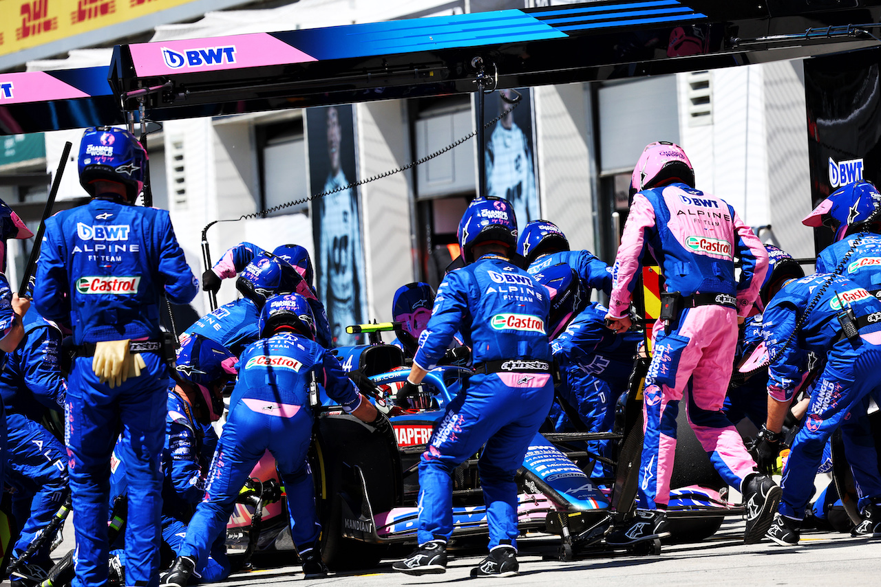 GP CANADA, Esteban Ocon (FRA) Alpine F1 Team A522 makes a pit stop.
19.06.2022. Formula 1 World Championship, Rd 9, Canadian Grand Prix, Montreal, Canada, Gara Day.
- www.xpbimages.com, EMail: requests@xpbimages.com © Copyright: Batchelor / XPB Images