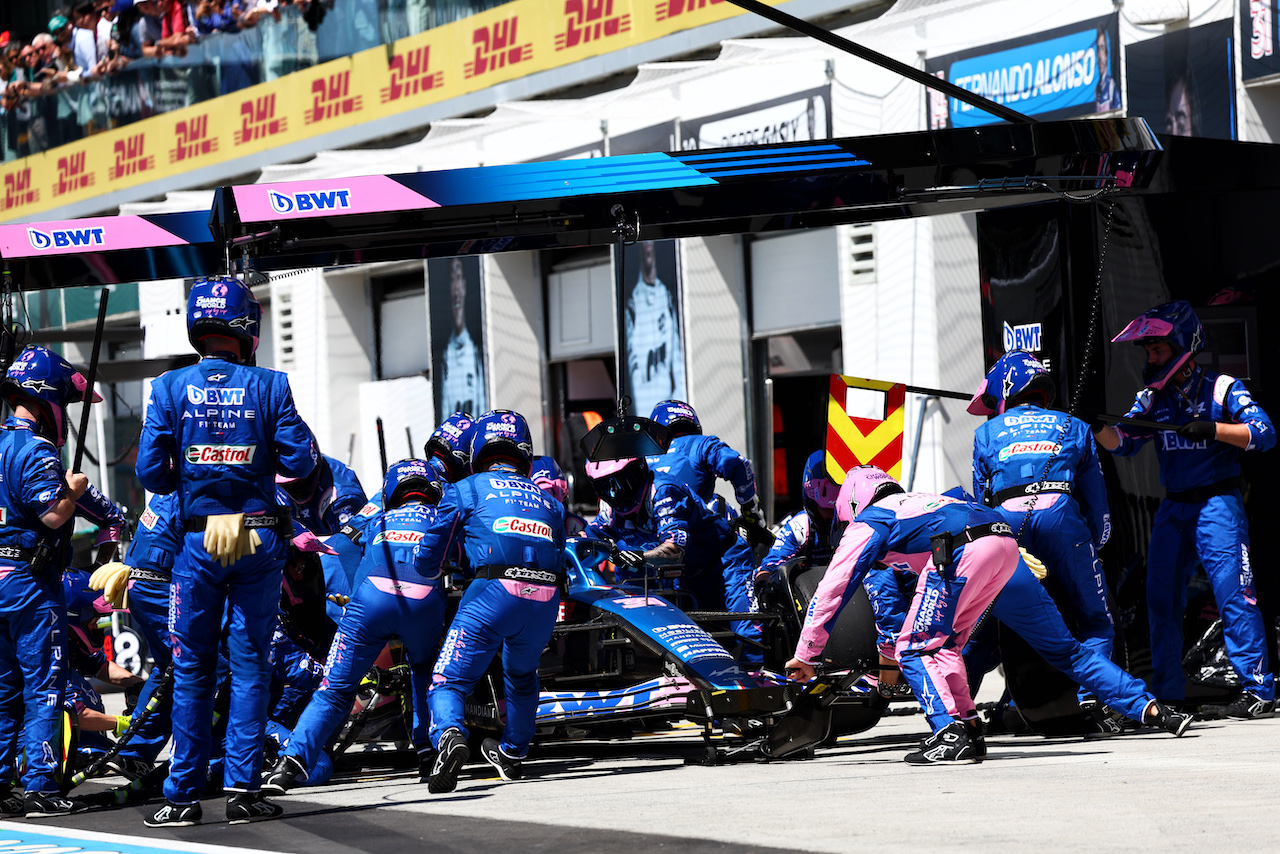 GP CANADA, Esteban Ocon (FRA) Alpine F1 Team A522 makes a pit stop.
19.06.2022. Formula 1 World Championship, Rd 9, Canadian Grand Prix, Montreal, Canada, Gara Day.
- www.xpbimages.com, EMail: requests@xpbimages.com © Copyright: Batchelor / XPB Images