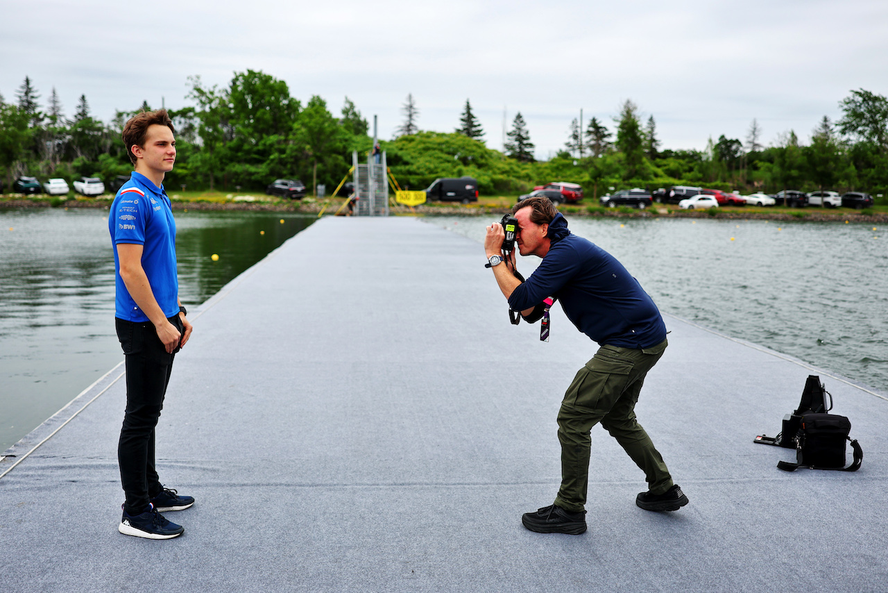 GP CANADA, (L to R): Oscar Piastri (AUS) Alpine F1 Team Reserve Driver with Joshua Paul, Photographer.
16.06.2022. Formula 1 World Championship, Rd 9, Canadian Grand Prix, Montreal, Canada, Preparation Day.
- www.xpbimages.com, EMail: requests@xpbimages.com © Copyright: Charniaux / XPB Images