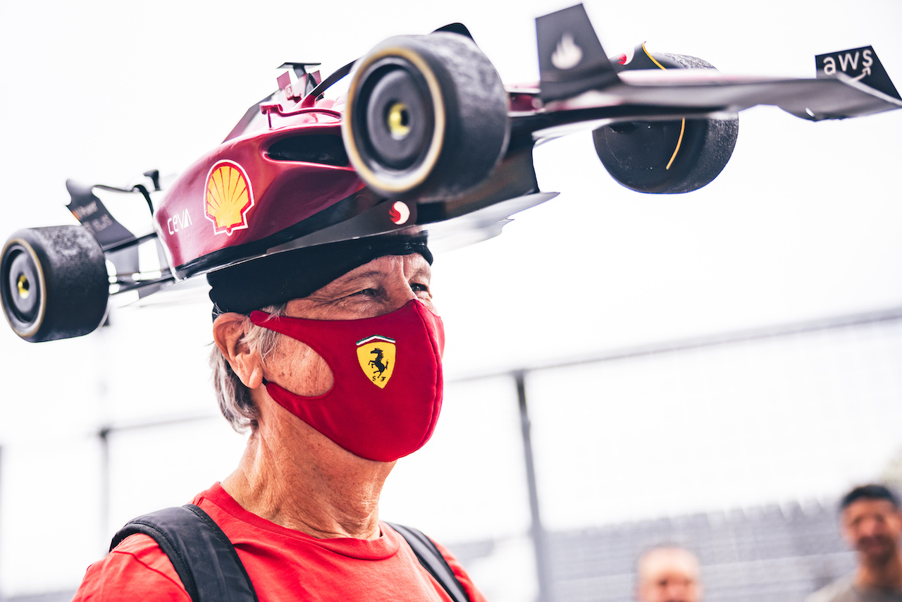 GP CANADA, Circuit Atmosfera - a Ferrari fan.
16.06.2022. Formula 1 World Championship, Rd 9, Canadian Grand Prix, Montreal, Canada, Preparation Day.
- www.xpbimages.com, EMail: requests@xpbimages.com © Copyright: Bearne / XPB Images