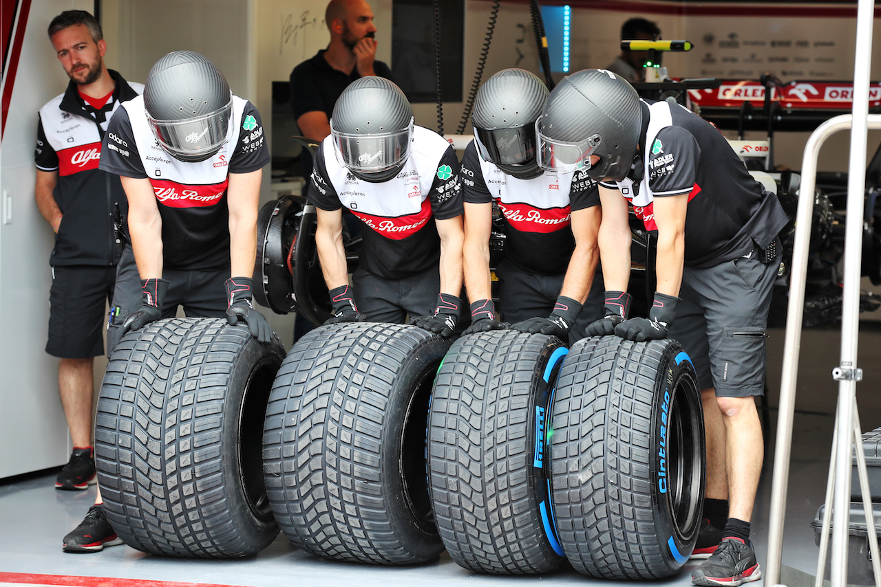 GP CANADA, Alfa Romeo F1 Team meccanici with wet Pirelli tyres.
16.06.2022. Formula 1 World Championship, Rd 9, Canadian Grand Prix, Montreal, Canada, Preparation Day.
 - www.xpbimages.com, EMail: requests@xpbimages.com © Copyright: Coates / XPB Images