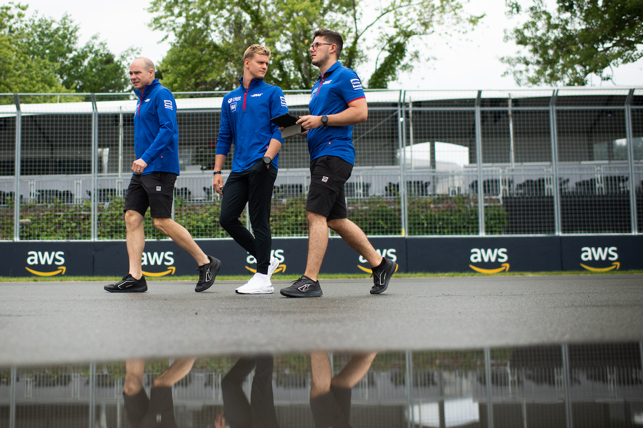 GP CANADA, Mick Schumacher (GER) Haas F1 Team walks the circuit with the team.
16.06.2022. Formula 1 World Championship, Rd 9, Canadian Grand Prix, Montreal, Canada, Preparation Day.
- www.xpbimages.com, EMail: requests@xpbimages.com © Copyright: Price / XPB Images