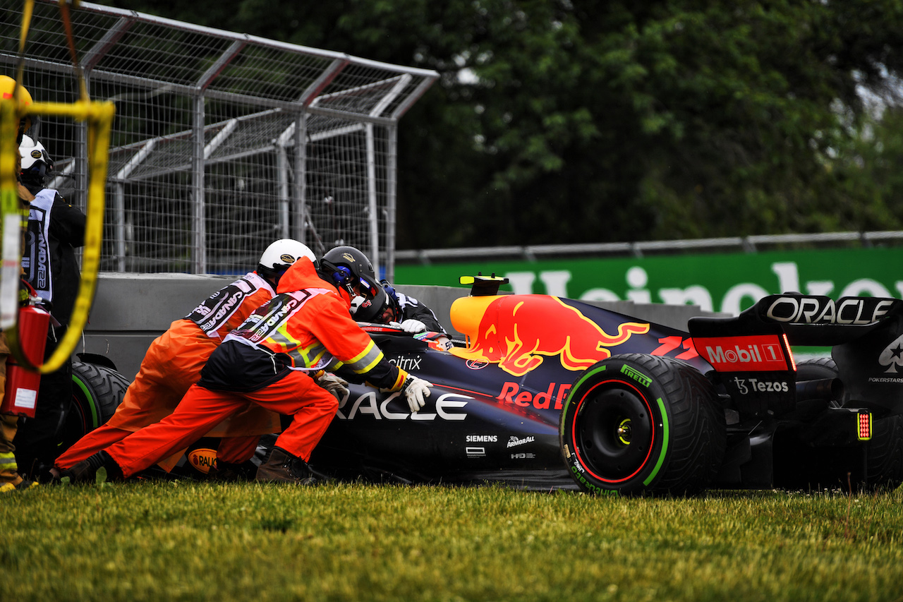 GP CANADA, The Red Bull Racing RB18 of Sergio Perez (MEX) Red Bull Racing is recovered after he crashed during qualifying.
18.06.2022. Formula 1 World Championship, Rd 9, Canadian Grand Prix, Montreal, Canada, Qualifiche Day.
- www.xpbimages.com, EMail: requests@xpbimages.com © Copyright: Price / XPB Images