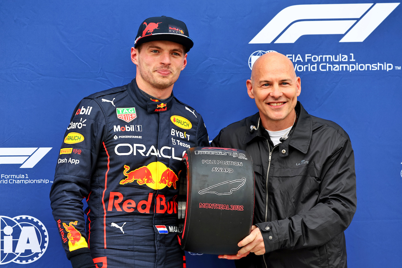 GP CANADA, (L to R): Max Verstappen (NLD) Red Bull Racing is presented the Pirelli Pole Position Award in qualifying parc ferme by Jacques Villeneuve (CDN).
18.06.2022. Formula 1 World Championship, Rd 9, Canadian Grand Prix, Montreal, Canada, Qualifiche Day.
- www.xpbimages.com, EMail: requests@xpbimages.com © Copyright: Batchelor / XPB Images