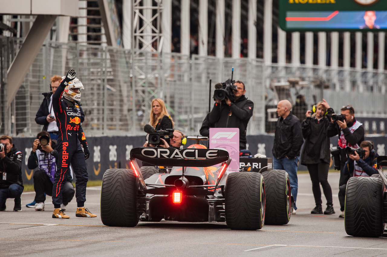 GP CANADA, Max Verstappen (NLD) Red Bull Racing RB18 celebrates his pole position in qualifying parc ferme.
18.06.2022. Formula 1 World Championship, Rd 9, Canadian Grand Prix, Montreal, Canada, Qualifiche Day.
- www.xpbimages.com, EMail: requests@xpbimages.com © Copyright: Bearne / XPB Images