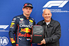GP CANADA, (L to R): Max Verstappen (NLD) Red Bull Racing is presented the Pirelli Pole Position Award in qualifying parc ferme by Jacques Villeneuve (CDN).
18.06.2022. Formula 1 World Championship, Rd 9, Canadian Grand Prix, Montreal, Canada, Qualifiche Day.
- www.xpbimages.com, EMail: requests@xpbimages.com © Copyright: Batchelor / XPB Images