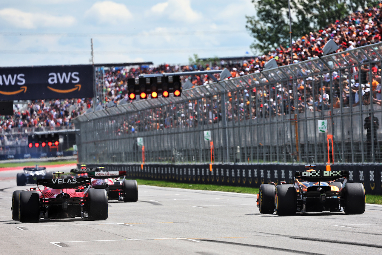 GP CANADA, Carlos Sainz Jr (ESP) Ferrari F1-75 e Daniel Ricciardo (AUS) McLaren MCL36 - practice partenzas at the end of the first practice session.
17.06.2022. Formula 1 World Championship, Rd 9, Canadian Grand Prix, Montreal, Canada, Practice Day.
- www.xpbimages.com, EMail: requests@xpbimages.com © Copyright: Batchelor / XPB Images