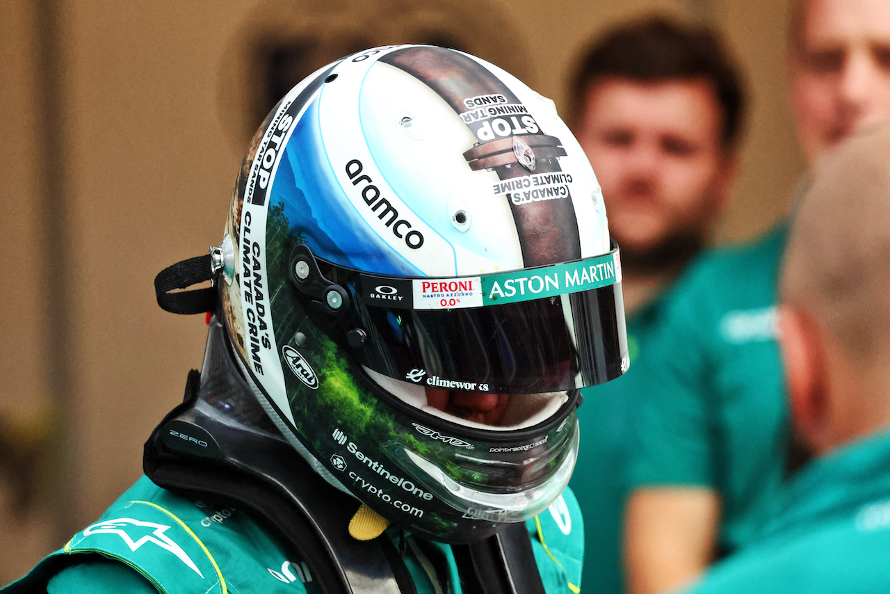 GP CANADA, Sebastian Vettel (GER) Aston Martin F1 Team with helmet highlighting Canada's extraction of oil from the Athabasca tar sands in northeastern Canada.
17.06.2022. Formula 1 World Championship, Rd 9, Canadian Grand Prix, Montreal, Canada, Practice Day.
- www.xpbimages.com, EMail: requests@xpbimages.com © Copyright: Batchelor / XPB Images