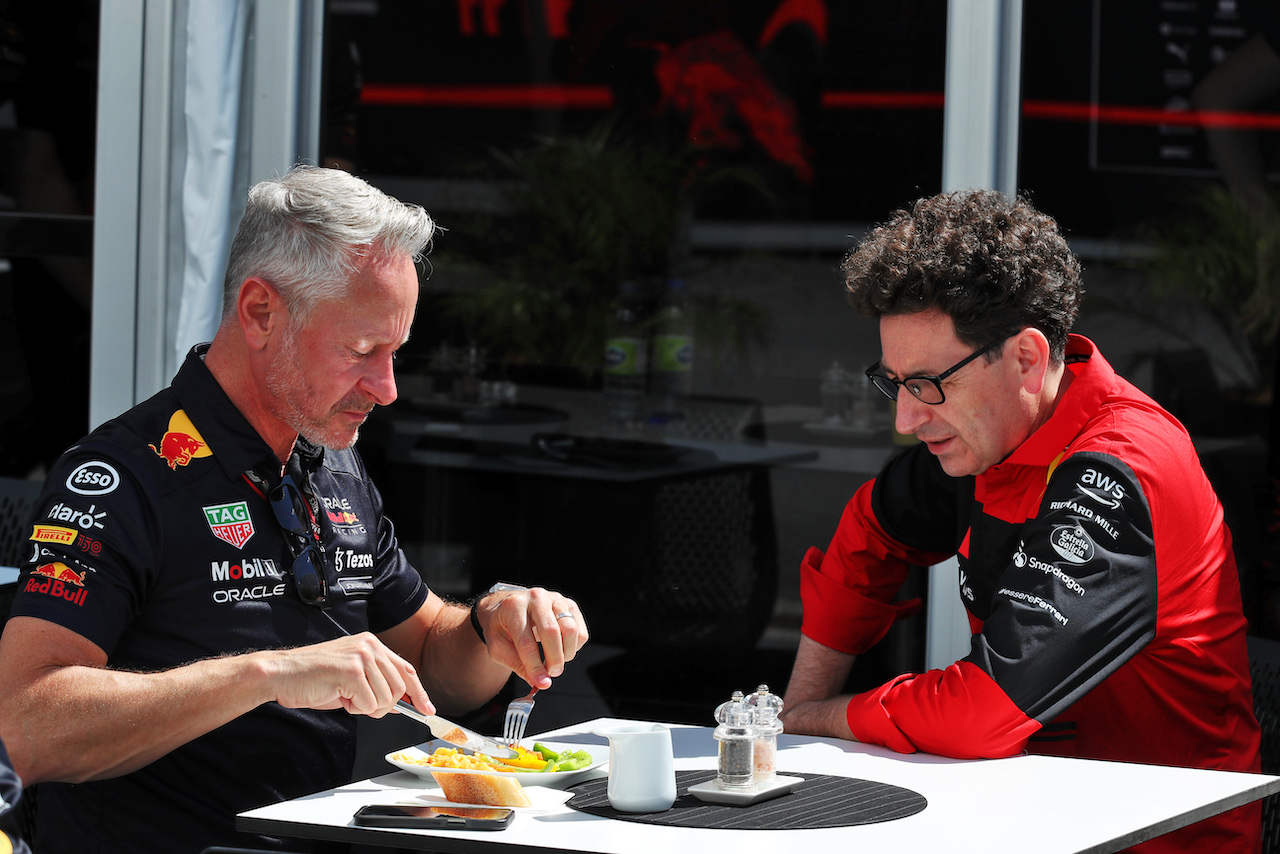 GP CANADA, (L to R): Jonathan Wheatley (GBR) Red Bull Racing Team Manager with Mattia Binotto (ITA) Ferrari Team Principal.
17.06.2022. Formula 1 World Championship, Rd 9, Canadian Grand Prix, Montreal, Canada, Practice Day.
 - www.xpbimages.com, EMail: requests@xpbimages.com © Copyright: Coates / XPB Images