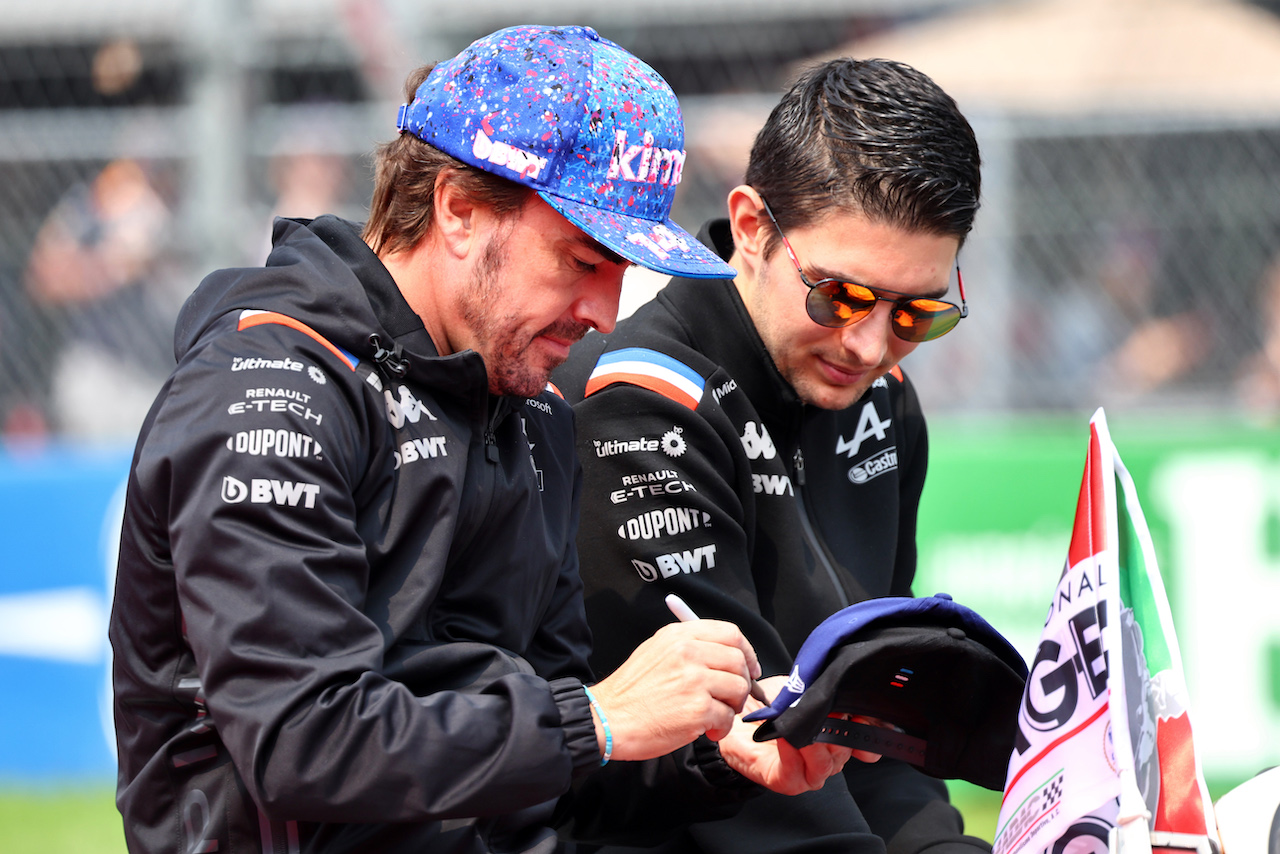 GP CITTA DEL MESSICO, (L to R): Fernando Alonso (ESP) Alpine F1 Team e Esteban Ocon (FRA) Alpine F1 Team on the drivers parade.
30.10.2022. Formula 1 World Championship, Rd 20, Mexican Grand Prix, Mexico City, Mexico, Gara Day.
- www.xpbimages.com, EMail: requests@xpbimages.com © Copyright: Batchelor / XPB Images