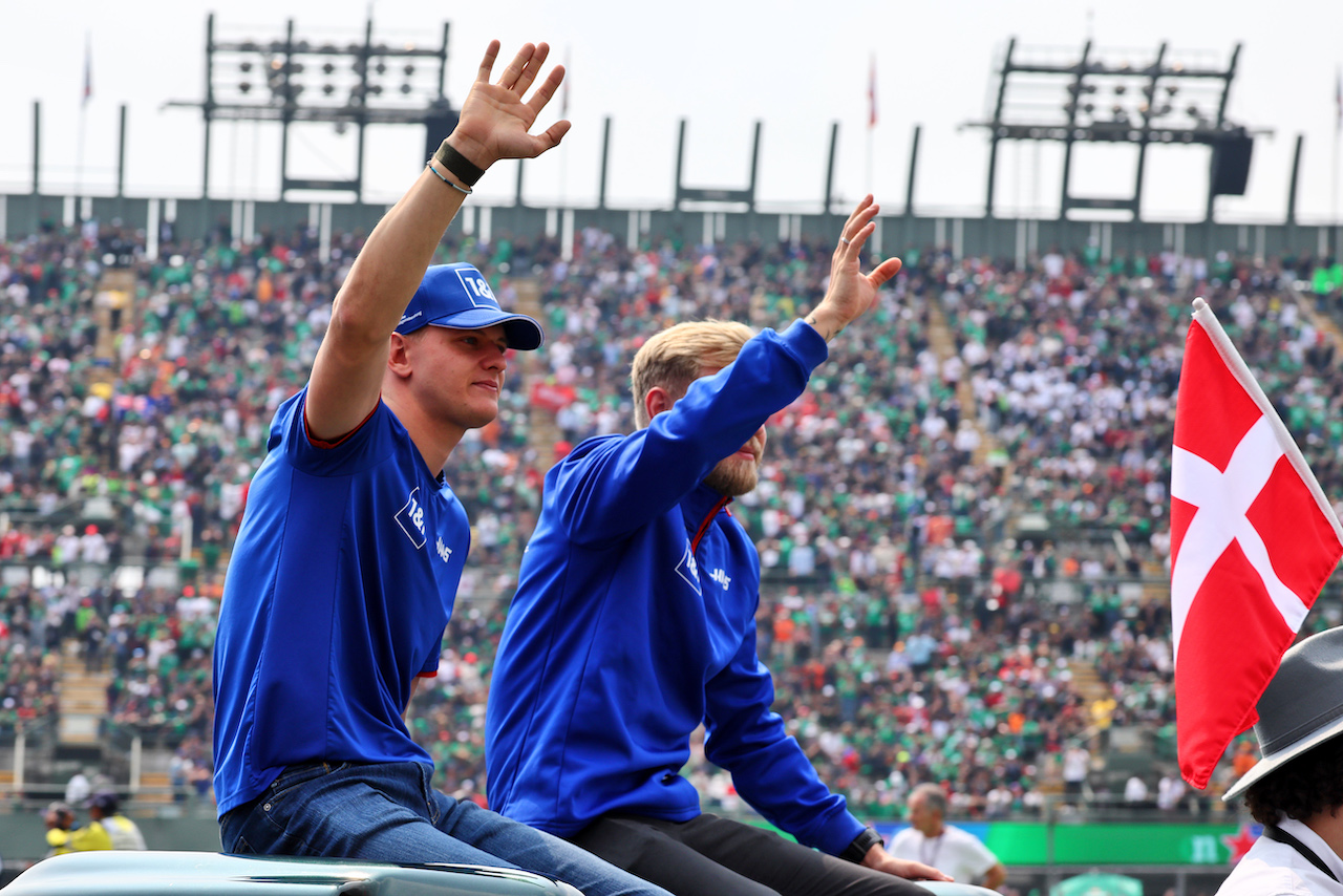 GP CITTA DEL MESSICO, (L to R): Mick Schumacher (GER) Haas F1 Team e Kevin Magnussen (DEN) Haas F1 Team on the drivers parade.
30.10.2022. Formula 1 World Championship, Rd 20, Mexican Grand Prix, Mexico City, Mexico, Gara Day.
- www.xpbimages.com, EMail: requests@xpbimages.com © Copyright: Batchelor / XPB Images