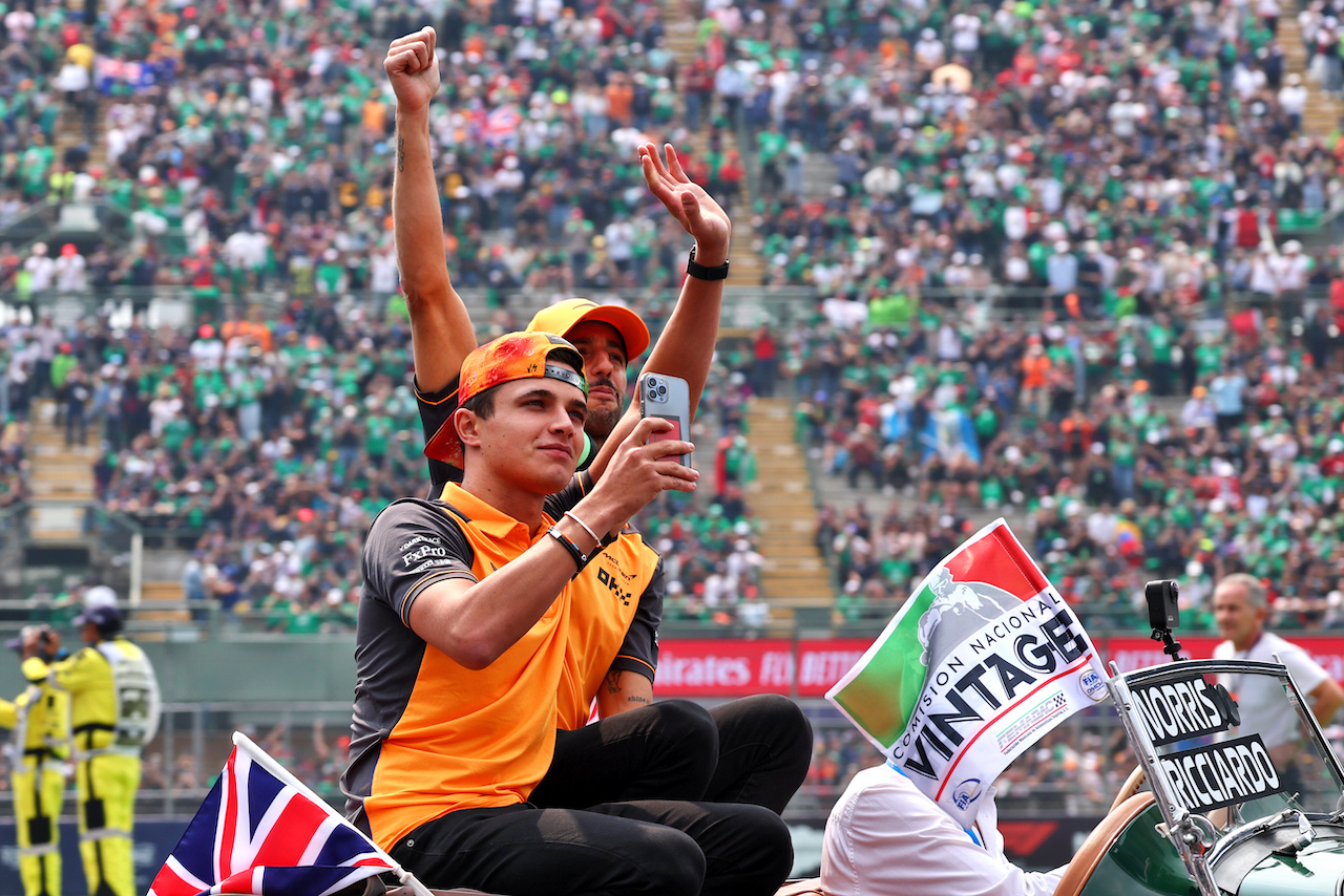 GP CITTA DEL MESSICO, Lando Norris (GBR) McLaren e Daniel Ricciardo (AUS) McLaren on the drivers parade.
30.10.2022. Formula 1 World Championship, Rd 20, Mexican Grand Prix, Mexico City, Mexico, Gara Day.
- www.xpbimages.com, EMail: requests@xpbimages.com © Copyright: Batchelor / XPB Images