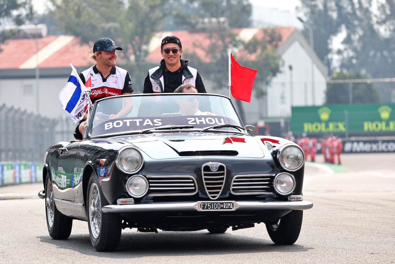 GP CITTA DEL MESSICO, (L to R): Valtteri Bottas (FIN) Alfa Romeo F1 Team e Guanyu Zhou (CHN) Alfa Romeo F1 Team on the drivers parade.
30.10.2022. Formula 1 World Championship, Rd 20, Mexican Grand Prix, Mexico City, Mexico, Gara Day.
- www.xpbimages.com, EMail: requests@xpbimages.com © Copyright: Batchelor / XPB Images