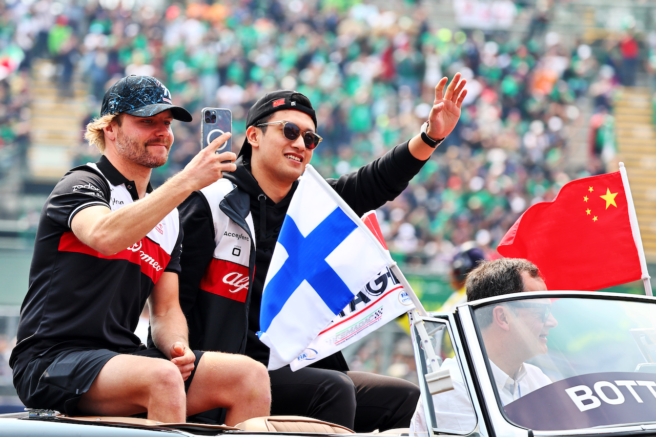GP CITTA DEL MESSICO, (L to R): Valtteri Bottas (FIN) Alfa Romeo F1 Team e Guanyu Zhou (CHN) Alfa Romeo F1 Team on the drivers parade.
30.10.2022. Formula 1 World Championship, Rd 20, Mexican Grand Prix, Mexico City, Mexico, Gara Day.
- www.xpbimages.com, EMail: requests@xpbimages.com © Copyright: Batchelor / XPB Images