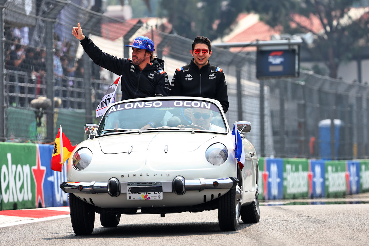 GP CITTA DEL MESSICO, (L to R): Fernando Alonso (ESP) Alpine F1 Team e Esteban Ocon (FRA) Alpine F1 Team on the drivers parade.
30.10.2022. Formula 1 World Championship, Rd 20, Mexican Grand Prix, Mexico City, Mexico, Gara Day.
- www.xpbimages.com, EMail: requests@xpbimages.com © Copyright: Batchelor / XPB Images