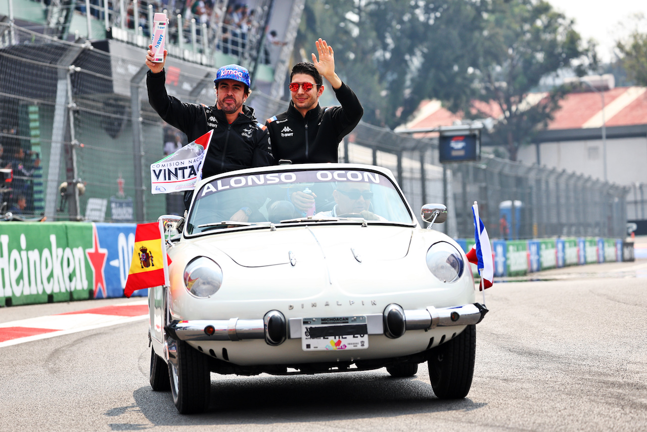 GP CITTA DEL MESSICO, (L to R): Fernando Alonso (ESP) Alpine F1 Team e Esteban Ocon (FRA) Alpine F1 Team on the drivers parade.
30.10.2022. Formula 1 World Championship, Rd 20, Mexican Grand Prix, Mexico City, Mexico, Gara Day.
- www.xpbimages.com, EMail: requests@xpbimages.com © Copyright: Batchelor / XPB Images