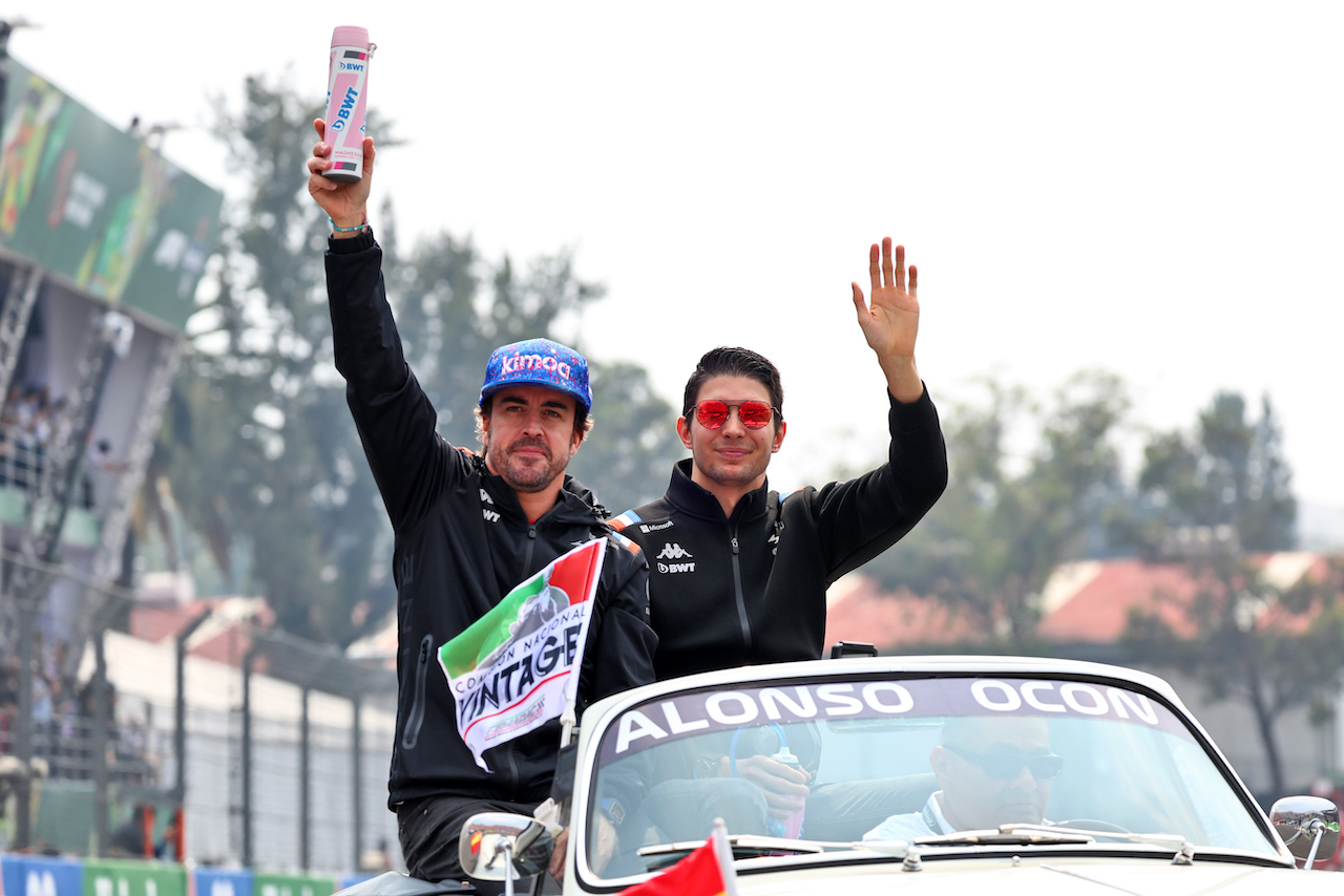 GP CITTA DEL MESSICO, (L to R): Fernando Alonso (ESP) Alpine F1 Team e Esteban Ocon (FRA) Alpine F1 Team on the drivers parade.
30.10.2022. Formula 1 World Championship, Rd 20, Mexican Grand Prix, Mexico City, Mexico, Gara Day.
- www.xpbimages.com, EMail: requests@xpbimages.com © Copyright: Batchelor / XPB Images