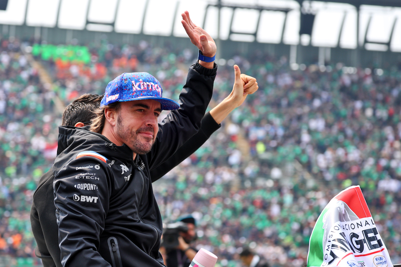 GP CITTA DEL MESSICO, Fernando Alonso (ESP) Alpine F1 Team e Esteban Ocon (FRA) Alpine F1 Team on the drivers parade.
30.10.2022. Formula 1 World Championship, Rd 20, Mexican Grand Prix, Mexico City, Mexico, Gara Day.
- www.xpbimages.com, EMail: requests@xpbimages.com © Copyright: Batchelor / XPB Images