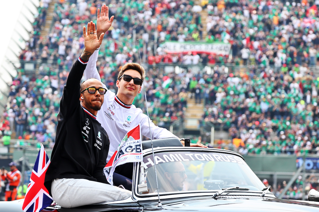 GP CITTA DEL MESSICO, (L to R): Lewis Hamilton (GBR) Mercedes AMG F1 e George Russell (GBR) Mercedes AMG F1 on the drivers parade.
30.10.2022. Formula 1 World Championship, Rd 20, Mexican Grand Prix, Mexico City, Mexico, Gara Day.
- www.xpbimages.com, EMail: requests@xpbimages.com © Copyright: Batchelor / XPB Images