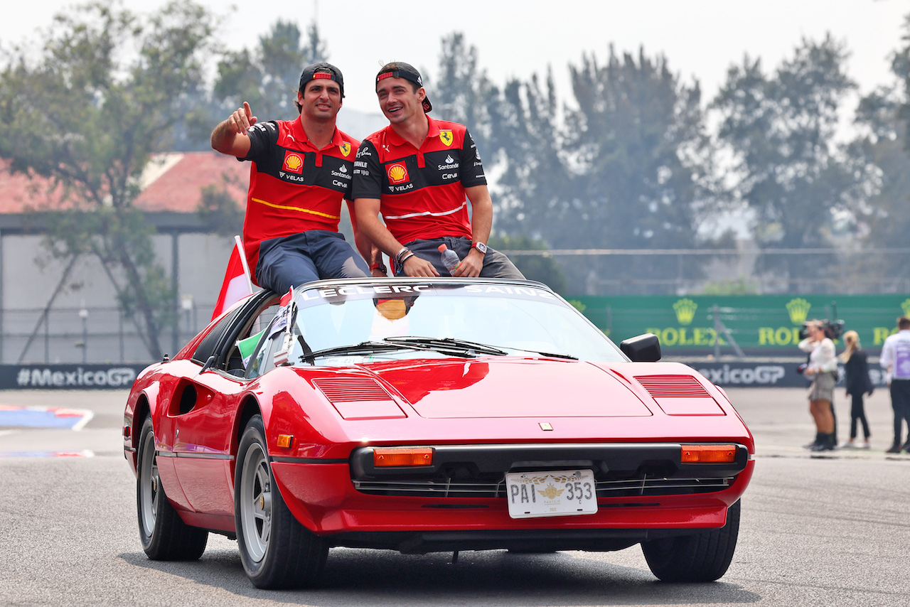 GP CITTA DEL MESSICO, (L to R): Carlos Sainz Jr (ESP) Ferrari e Charles Leclerc (MON) Ferrari on the drivers parade.
30.10.2022. Formula 1 World Championship, Rd 20, Mexican Grand Prix, Mexico City, Mexico, Gara Day.
- www.xpbimages.com, EMail: requests@xpbimages.com © Copyright: Batchelor / XPB Images