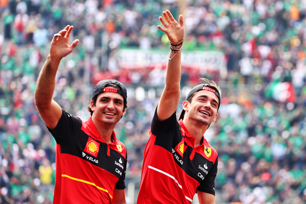 GP CITTA DEL MESSICO, (L to R): Carlos Sainz Jr (ESP) Ferrari e Charles Leclerc (MON) Ferrari on the drivers parade.
30.10.2022. Formula 1 World Championship, Rd 20, Mexican Grand Prix, Mexico City, Mexico, Gara Day.
- www.xpbimages.com, EMail: requests@xpbimages.com © Copyright: Batchelor / XPB Images