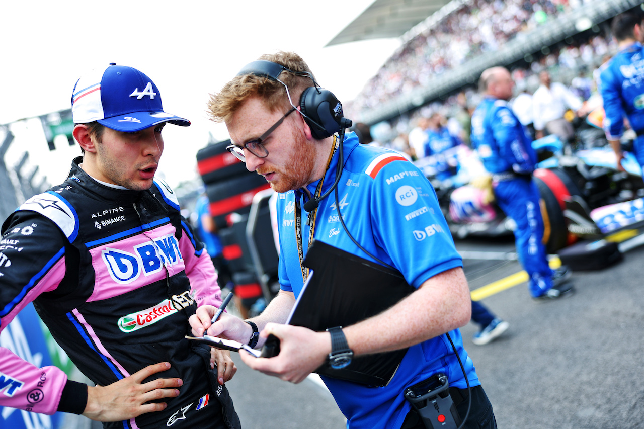 GP CITTA DEL MESSICO, Esteban Ocon (FRA) Alpine F1 Team with Josh Peckett (GBR) Alpine F1 Team Gara Engineer on the grid.
30.10.2022. Formula 1 World Championship, Rd 20, Mexican Grand Prix, Mexico City, Mexico, Gara Day.
- www.xpbimages.com, EMail: requests@xpbimages.com © Copyright: Charniaux / XPB Images