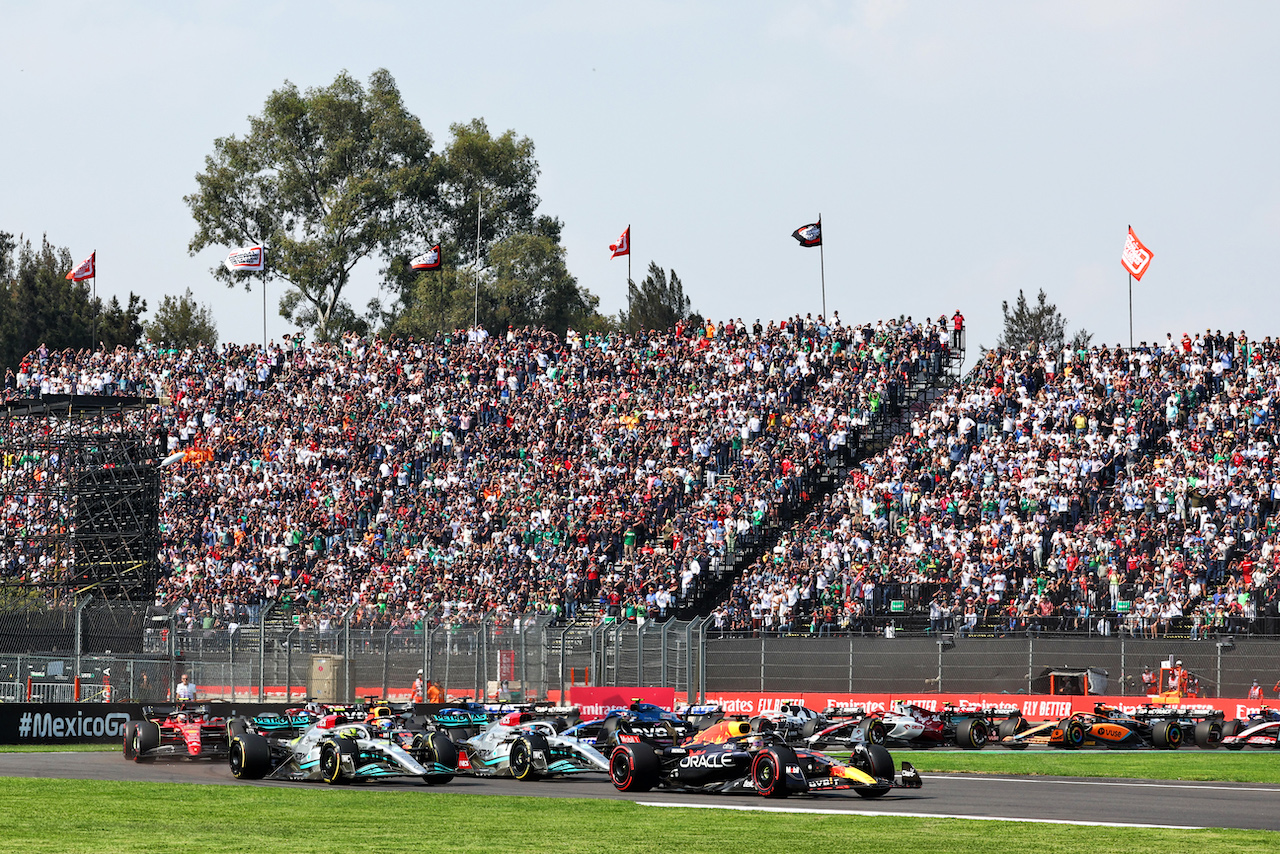 GP CITTA DEL MESSICO, Max Verstappen (NLD) Red Bull Racing RB18 davanti a at the partenza of the race.
30.10.2022. Formula 1 World Championship, Rd 20, Mexican Grand Prix, Mexico City, Mexico, Gara Day.
 - www.xpbimages.com, EMail: requests@xpbimages.com © Copyright: Coates / XPB Images