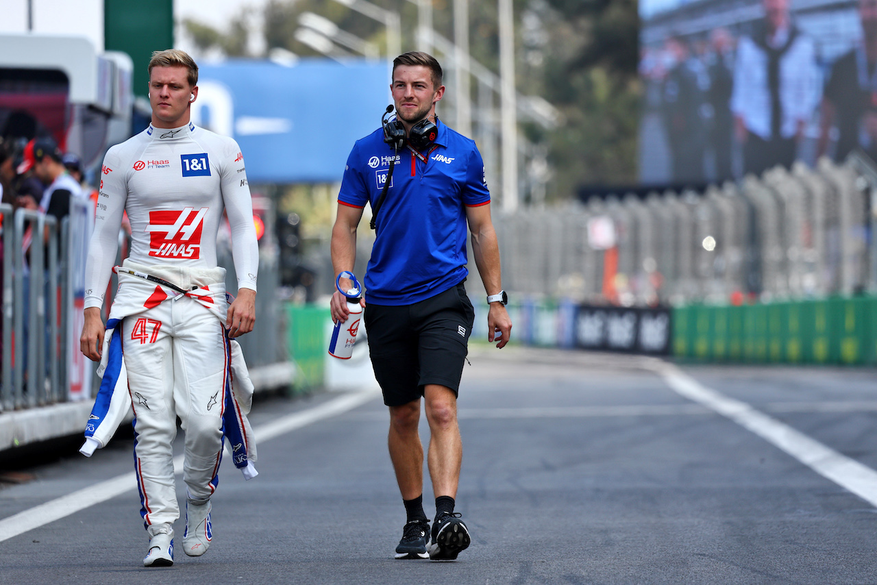 GP CITTA DEL MESSICO, Mick Schumacher (GER) Haas F1 Team on the grid.
30.10.2022. Formula 1 World Championship, Rd 20, Mexican Grand Prix, Mexico City, Mexico, Gara Day.
- www.xpbimages.com, EMail: requests@xpbimages.com © Copyright: Charniaux / XPB Images