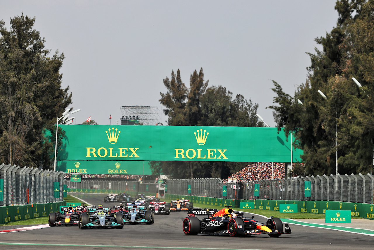 GP CITTA DEL MESSICO, Max Verstappen (NLD) Red Bull Racing RB18 davanti a at the partenza of the race.
30.10.2022. Formula 1 World Championship, Rd 20, Mexican Grand Prix, Mexico City, Mexico, Gara Day.
- www.xpbimages.com, EMail: requests@xpbimages.com © Copyright: Moy / XPB Images
