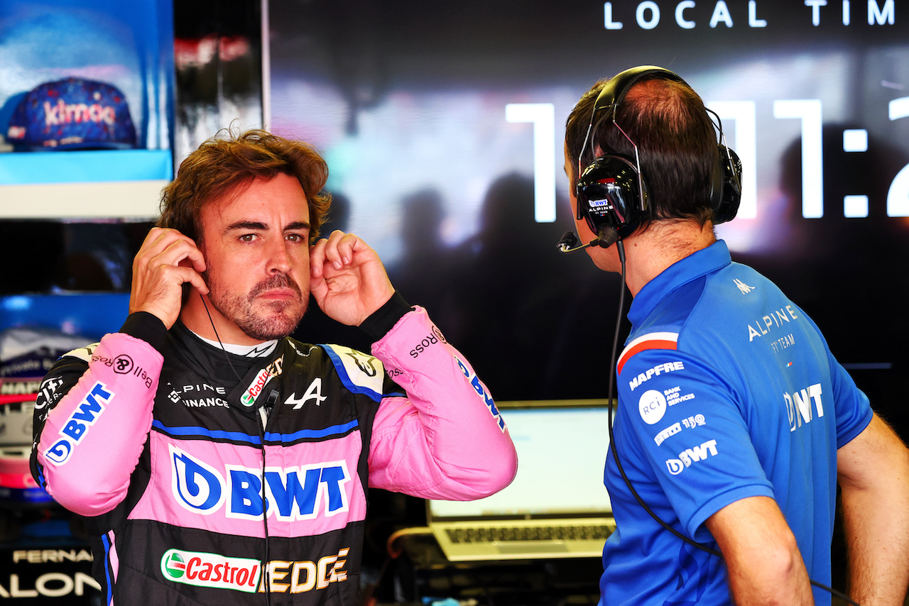 GP CITTA DEL MESSICO, Fernando Alonso (ESP) Alpine F1 Team with Karel Loos (BEL) Alpine F1 Team Gara Engineer.
30.10.2022. Formula 1 World Championship, Rd 20, Mexican Grand Prix, Mexico City, Mexico, Gara Day.
- www.xpbimages.com, EMail: requests@xpbimages.com © Copyright: Charniaux / XPB Images