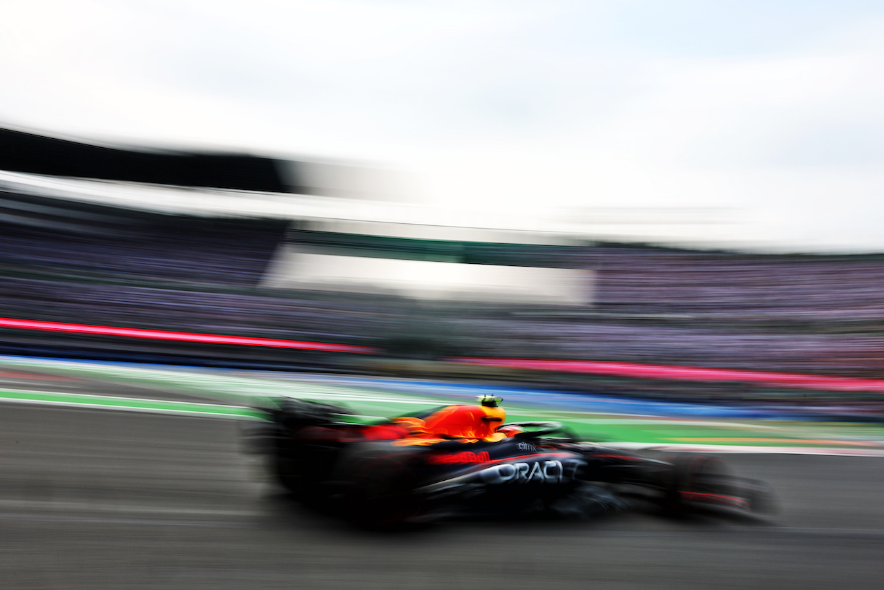 GP CITTA DEL MESSICO, Sergio Perez (MEX) Red Bull Racing RB18.
30.10.2022. Formula 1 World Championship, Rd 20, Mexican Grand Prix, Mexico City, Mexico, Gara Day.
- www.xpbimages.com, EMail: requests@xpbimages.com © Copyright: Charniaux / XPB Images