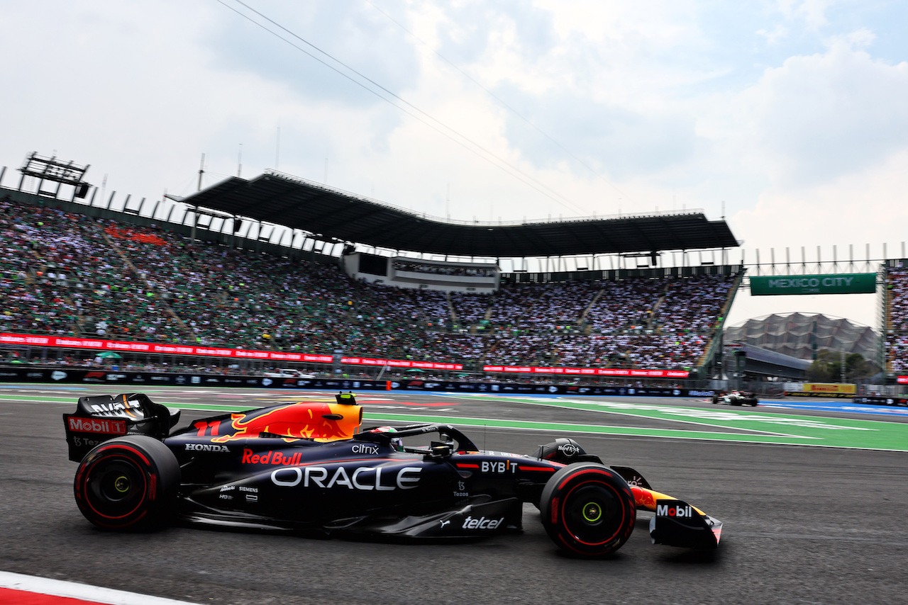 GP CITTA DEL MESSICO, Sergio Perez (MEX) Red Bull Racing RB18.
30.10.2022. Formula 1 World Championship, Rd 20, Mexican Grand Prix, Mexico City, Mexico, Gara Day.
- www.xpbimages.com, EMail: requests@xpbimages.com © Copyright: Charniaux / XPB Images