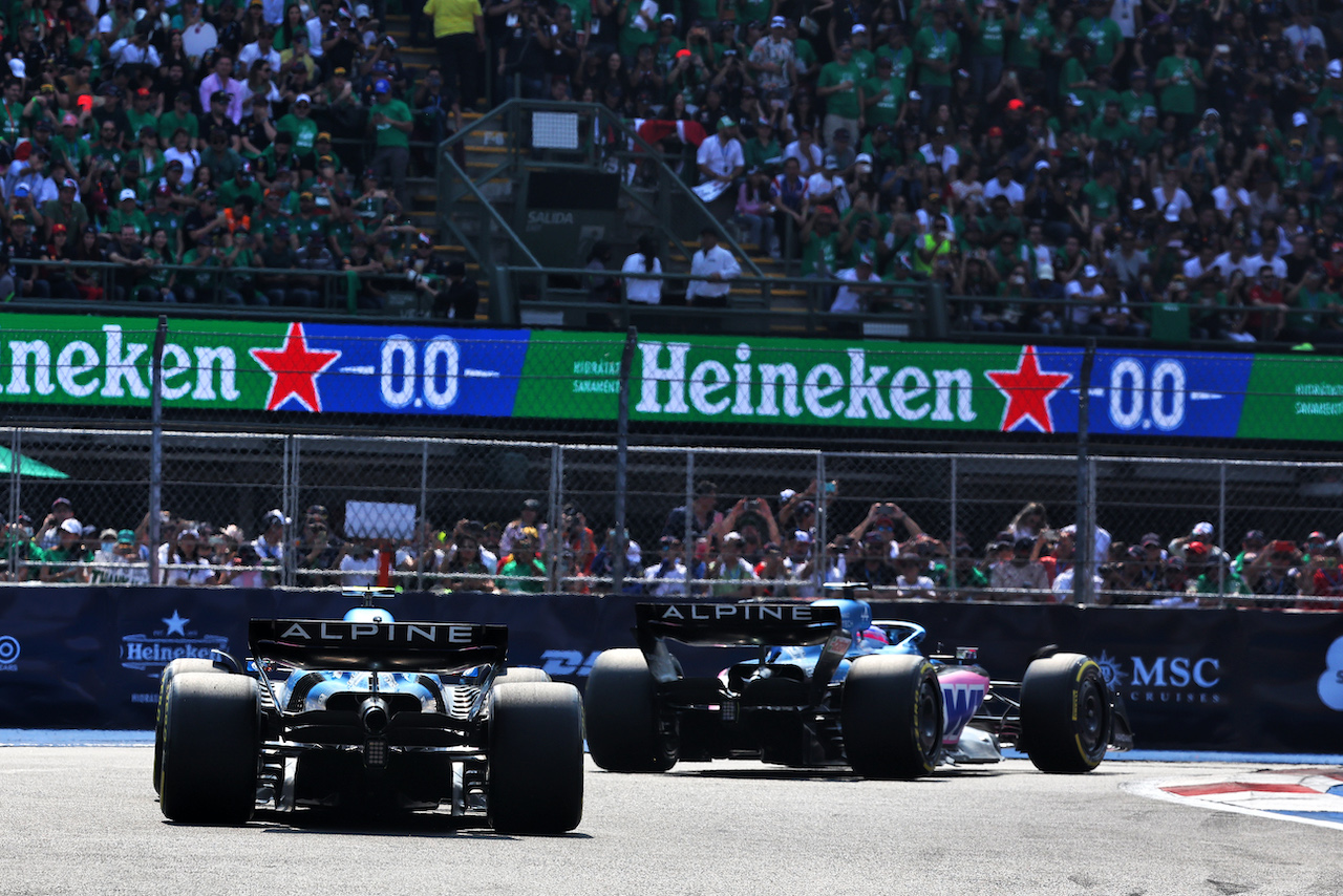 GP CITTA DEL MESSICO, Fernando Alonso (ESP) Alpine F1 Team A522 e Esteban Ocon (FRA) Alpine F1 Team A522.
30.10.2022. Formula 1 World Championship, Rd 20, Mexican Grand Prix, Mexico City, Mexico, Gara Day.
- www.xpbimages.com, EMail: requests@xpbimages.com © Copyright: Charniaux / XPB Images