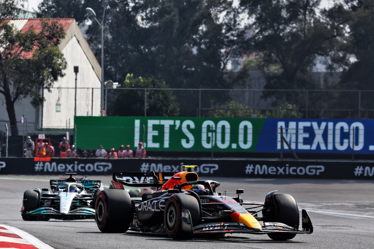 GP CITTA DEL MESSICO, Sergio Perez (MEX) Red Bull Racing RB18.
30.10.2022. Formula 1 World Championship, Rd 20, Mexican Grand Prix, Mexico City, Mexico, Gara Day.
- www.xpbimages.com, EMail: requests@xpbimages.com © Copyright: Charniaux / XPB Images