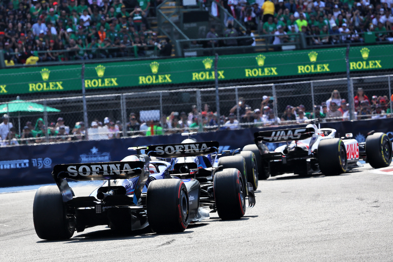 GP CITTA DEL MESSICO, Mick Schumacher (GER) Haas VF-22 davanti a Alexander Albon (THA) Williams Racing FW44 e Nicholas Latifi (CDN) Williams Racing FW44.
30.10.2022. Formula 1 World Championship, Rd 20, Mexican Grand Prix, Mexico City, Mexico, Gara Day.
- www.xpbimages.com, EMail: requests@xpbimages.com © Copyright: Charniaux / XPB Images