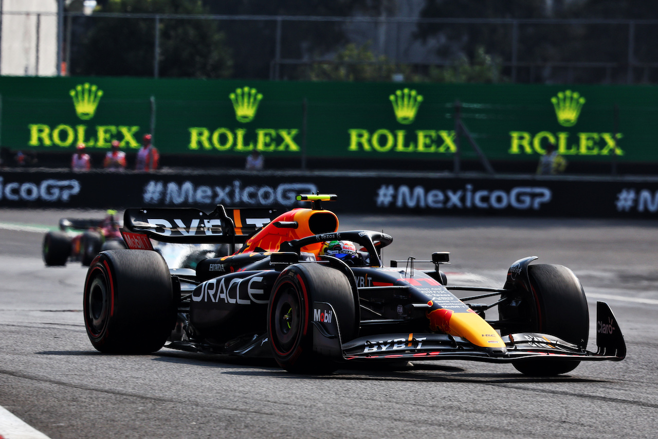 GP CITTA DEL MESSICO, Sergio Perez (MEX) Red Bull Racing RB18.
30.10.2022. Formula 1 World Championship, Rd 20, Mexican Grand Prix, Mexico City, Mexico, Gara Day.
- www.xpbimages.com, EMail: requests@xpbimages.com © Copyright: Charniaux / XPB Images