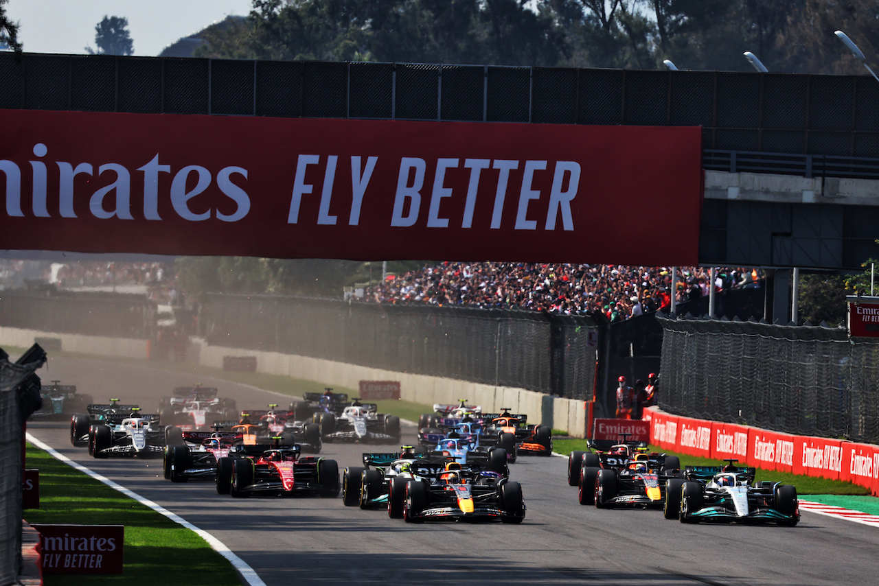 GP CITTA DEL MESSICO, Max Verstappen (NLD) Red Bull Racing RB18 davanti a at the partenza of the race.
30.10.2022. Formula 1 World Championship, Rd 20, Mexican Grand Prix, Mexico City, Mexico, Gara Day.
- www.xpbimages.com, EMail: requests@xpbimages.com © Copyright: Batchelor / XPB Images