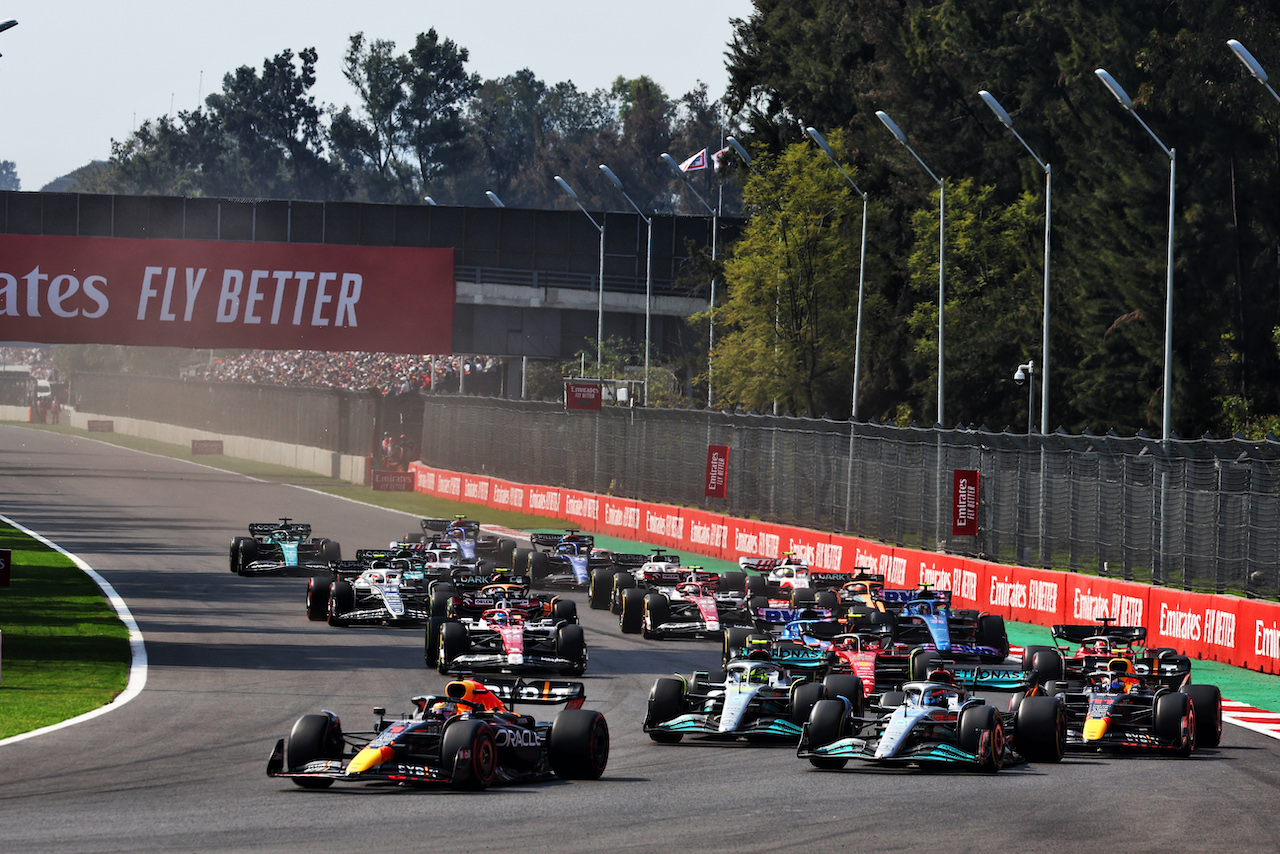 GP CITTA DEL MESSICO, Max Verstappen (NLD) Red Bull Racing RB18 davanti a at the partenza of the race.
30.10.2022. Formula 1 World Championship, Rd 20, Mexican Grand Prix, Mexico City, Mexico, Gara Day.
- www.xpbimages.com, EMail: requests@xpbimages.com © Copyright: Batchelor / XPB Images