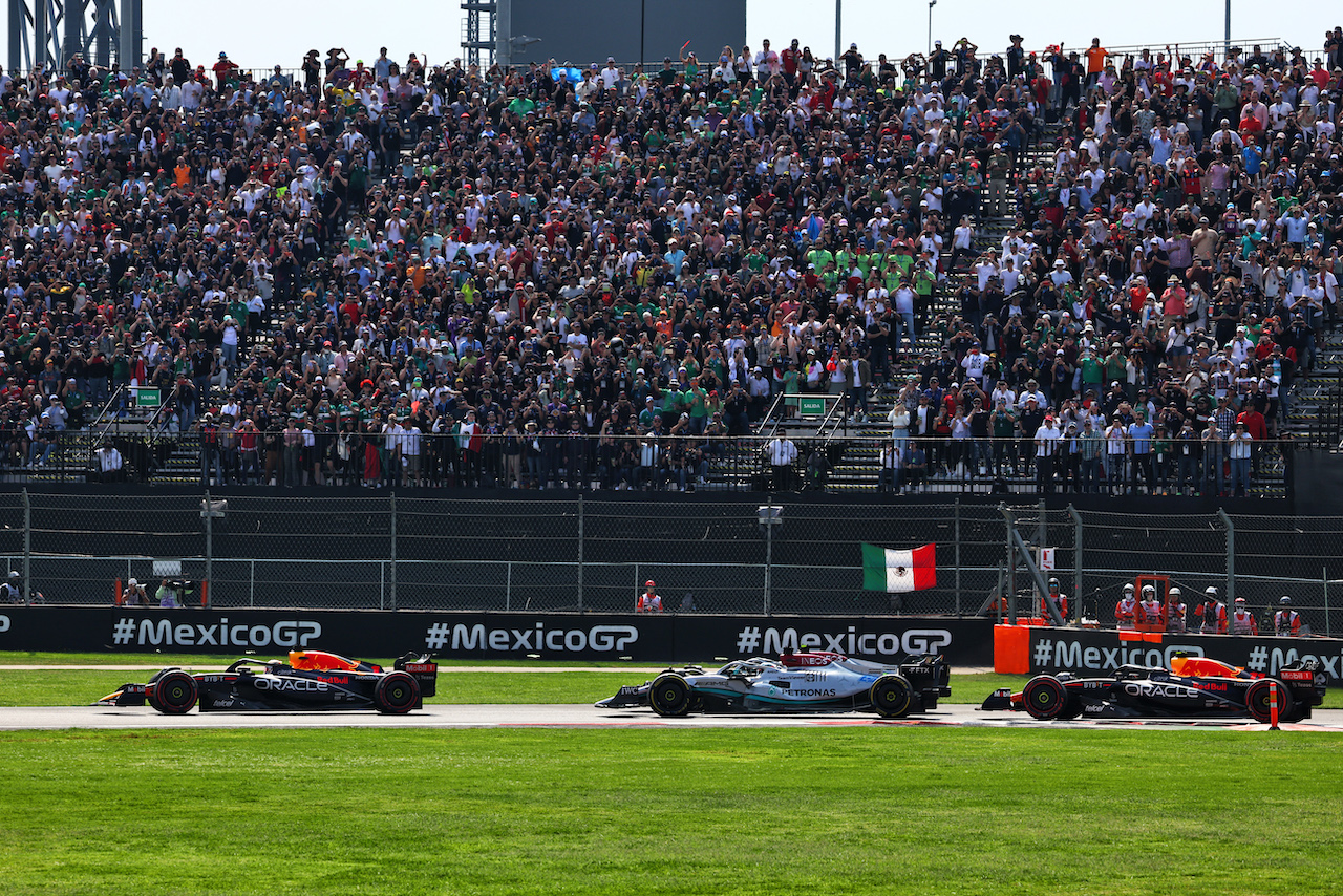 GP CITTA DEL MESSICO, Max Verstappen (NLD) Red Bull Racing RB18 davanti a at the partenza of the race.
30.10.2022. Formula 1 World Championship, Rd 20, Mexican Grand Prix, Mexico City, Mexico, Gara Day.
- www.xpbimages.com, EMail: requests@xpbimages.com © Copyright: Batchelor / XPB Images